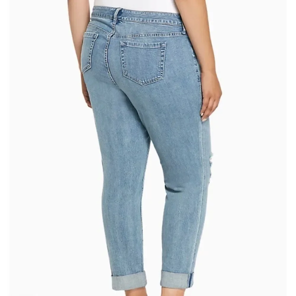 TORRID‎ BOYFRIEND JEANS - LIGHT WASH WITH RIPPED DESTRUCTION